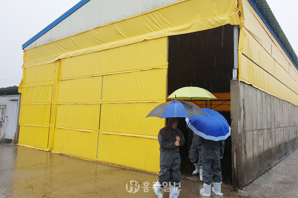 환경오염물질 배출시설 지도·점검하는 모습.