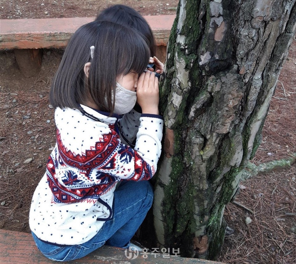 숲 체험 프로그램에 참여한 어린이.