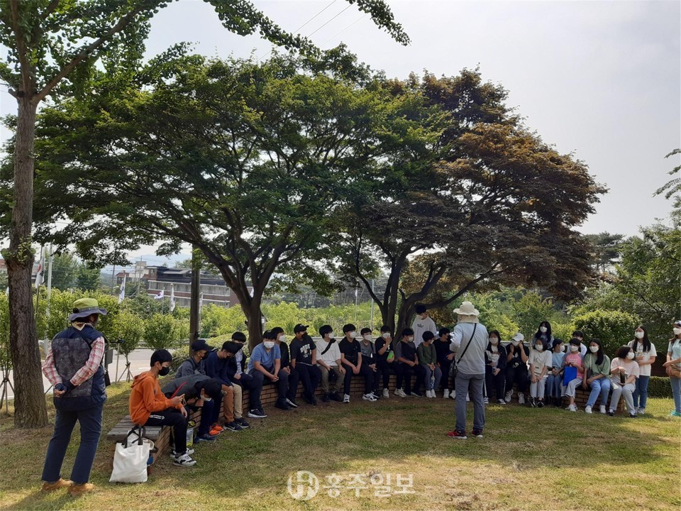 해설사가 학생들에게 해설을 하고 있다.