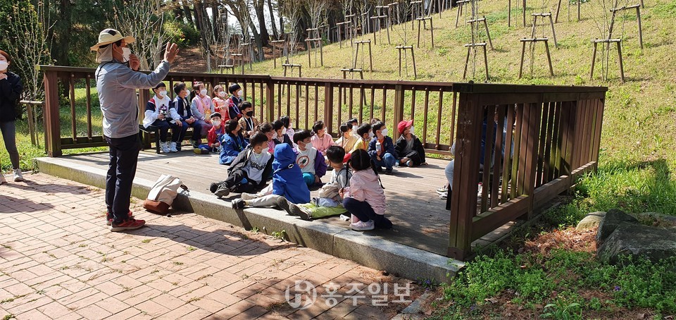 해설사의 설명을 경청하는 어린이들의 모습.