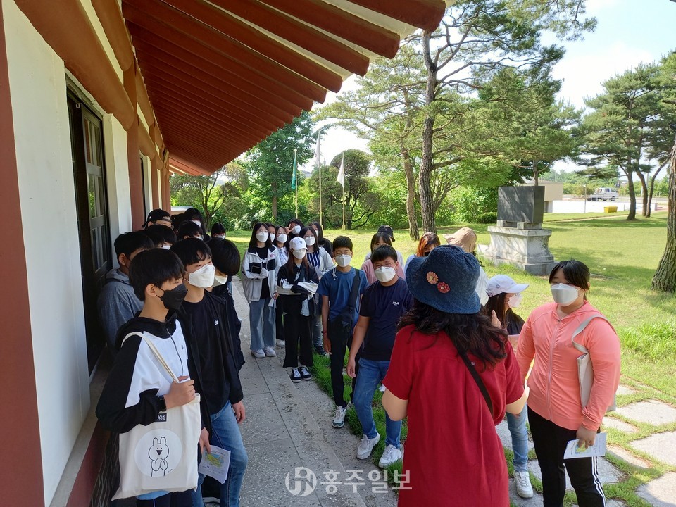 지난달 4일 1학년 학생들이 심훈기념관에서 인문학기행을 실시했다.