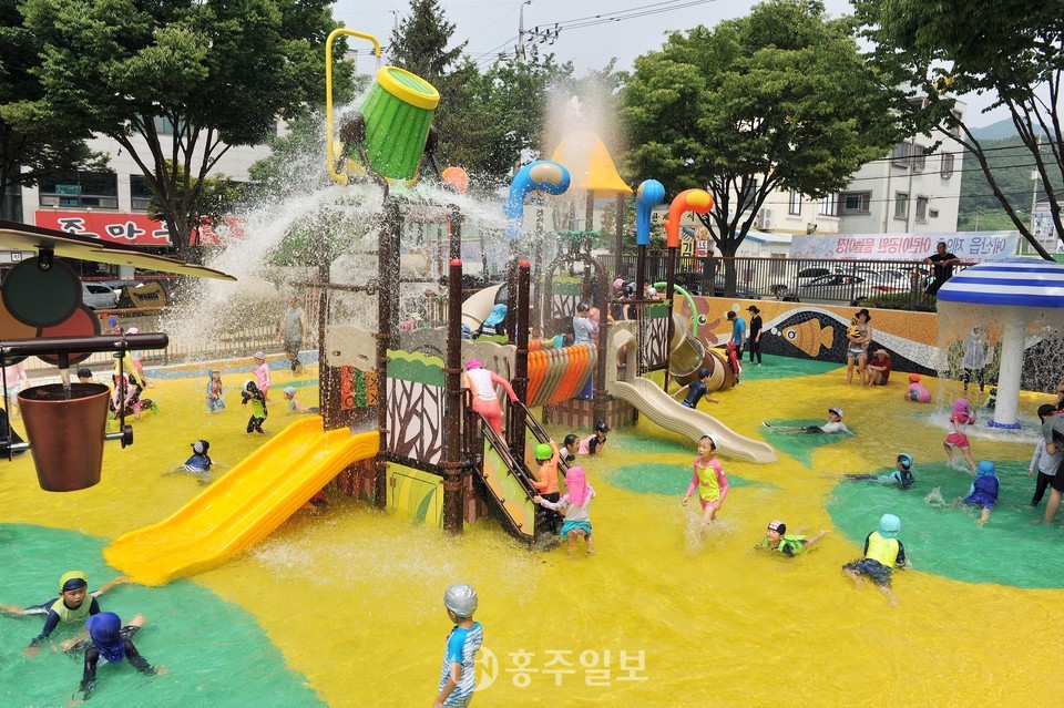 지난 2018년 개장한 무한천체육공원 어린이 물놀이장에서 아이들이 물놀이를 즐기고 있는 모습. 코로나19 재확산으로 인해 지난해에 이어 올해도 미운영이 결정됐다.