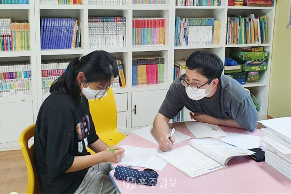 맞춤형 공부방에서 공부를 하고 있는 학생.