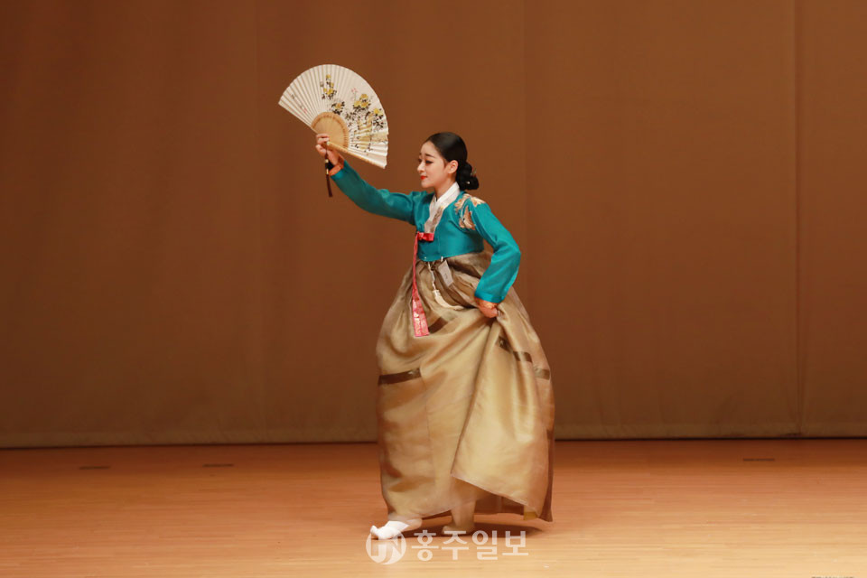 영예의 전공부 대상(국무총리상)을 차지한 무용부문 민성혜(서울) 씨의 공연 모습.