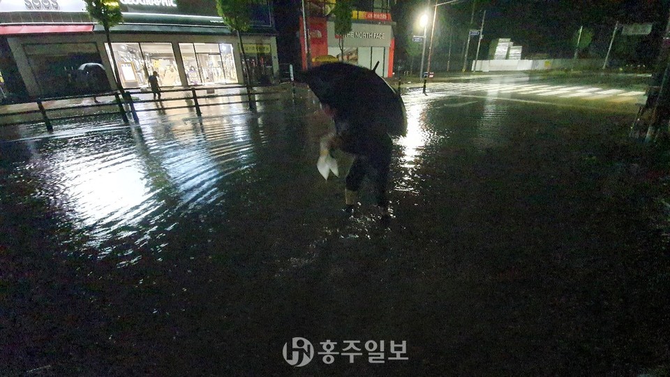 홍성읍 주민이 제보한 홍성종합터미널 부근 웰메이드 홍성점 앞 사거리 모습.