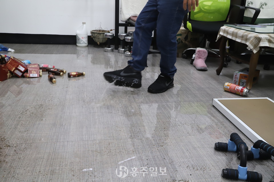 침수 피해 후 아직 물이 빠지지 않은 모습.