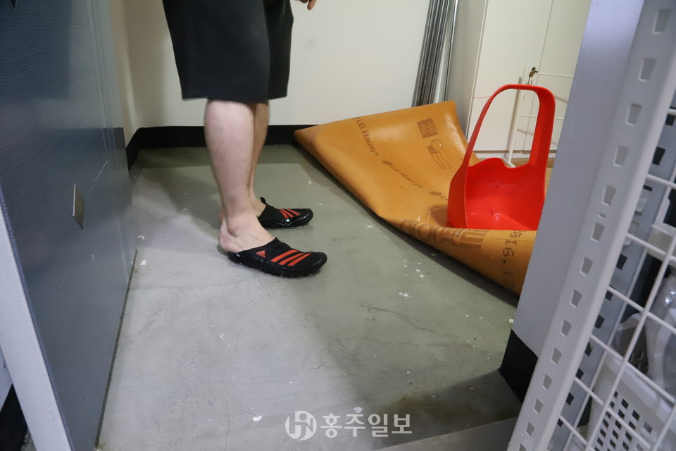 상가 주인이 새벽 3시부터 나와 물을 뺏지만 오전 11시에도 물을 빼지 못한 모습.