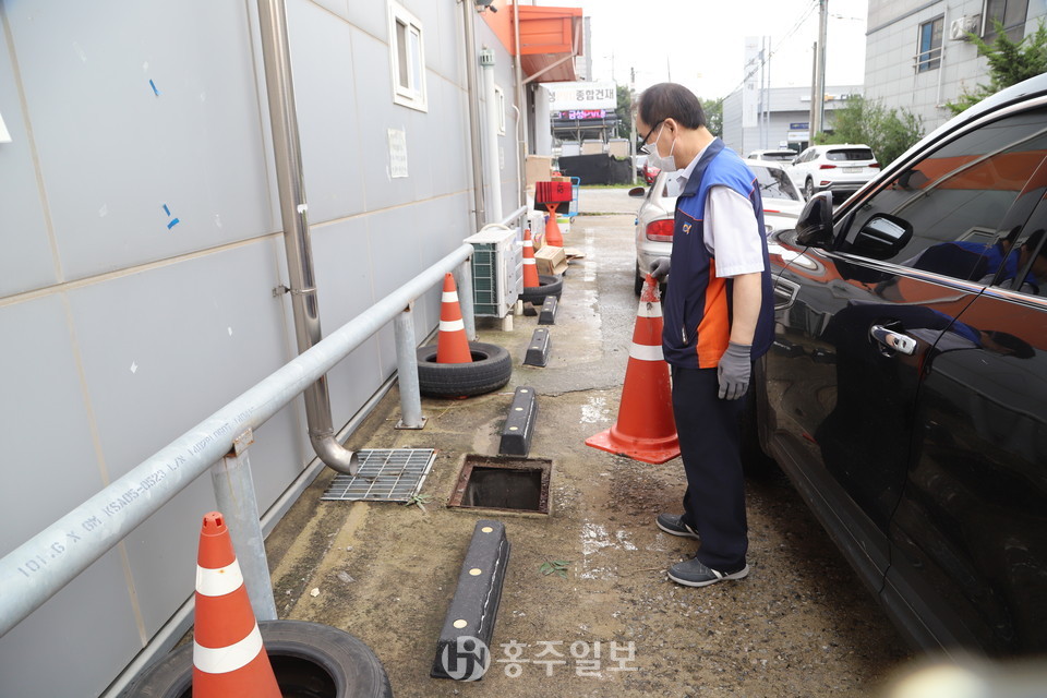 한 상가 인근 한 하수도 덮개가 강한 물살로 없어져버렸다.