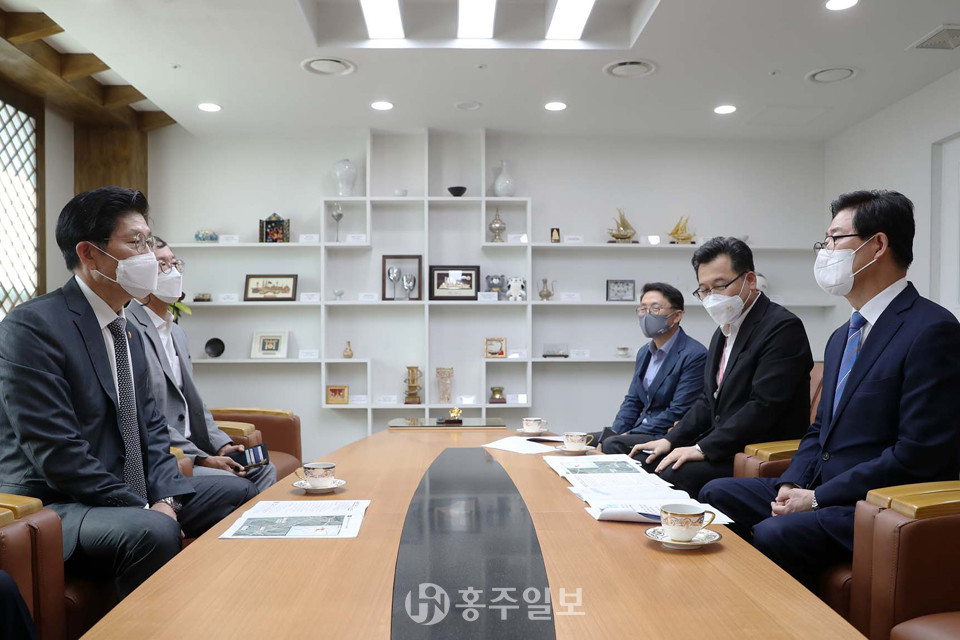 양승조 충남도지사는 3일 서울 국토발전전시관에서 노형욱 국토교통부 장관을 만나 도정 현안을 설명하고 지원을 요청했다.