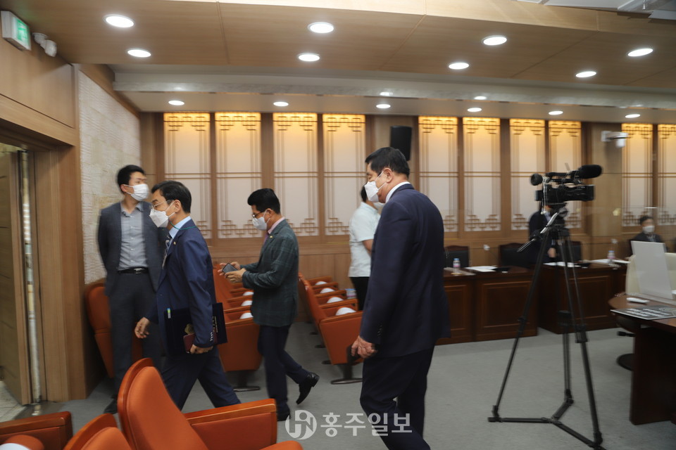 윤용관 의장이 본회의장에 들어서자 퇴장하는 군의원들.