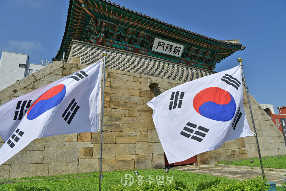 조양문에 게양된 태극기.