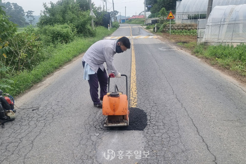 파손된 도로를 보수하고 있는 모습.