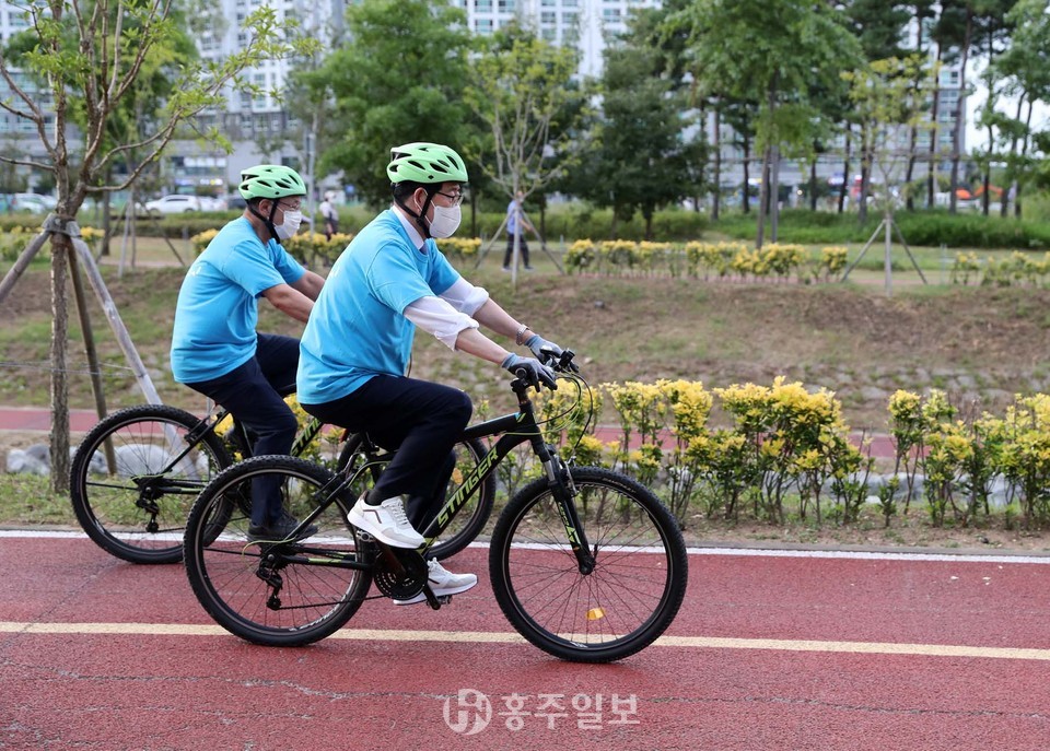 지난달 16일 양승조 충남지사가 자전거 동호인과 함께 자전거를 직접타며 내포신도시 자전거도로를 점검하고 있는 모습.