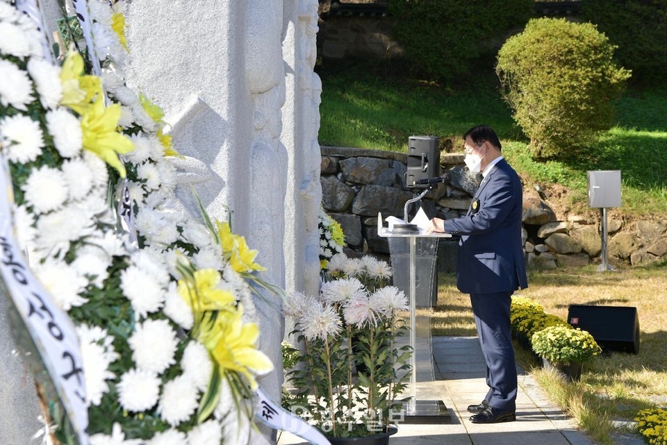 추도사를 낭독하고 있는 김석환 군수.