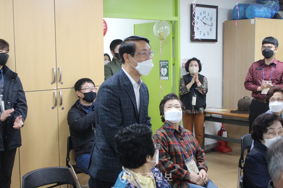 행사 참여자들에게 인사를 하고 있는 이용록 전 홍성부군수.