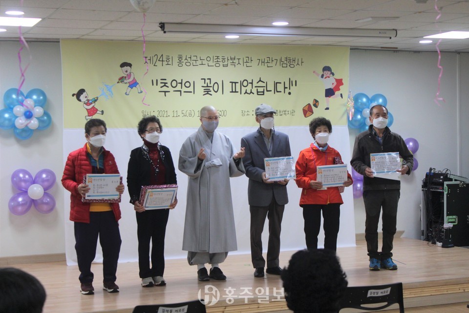 기념촬영을 하는 4행시 '센스만점상' 수상자들과 육통스님.