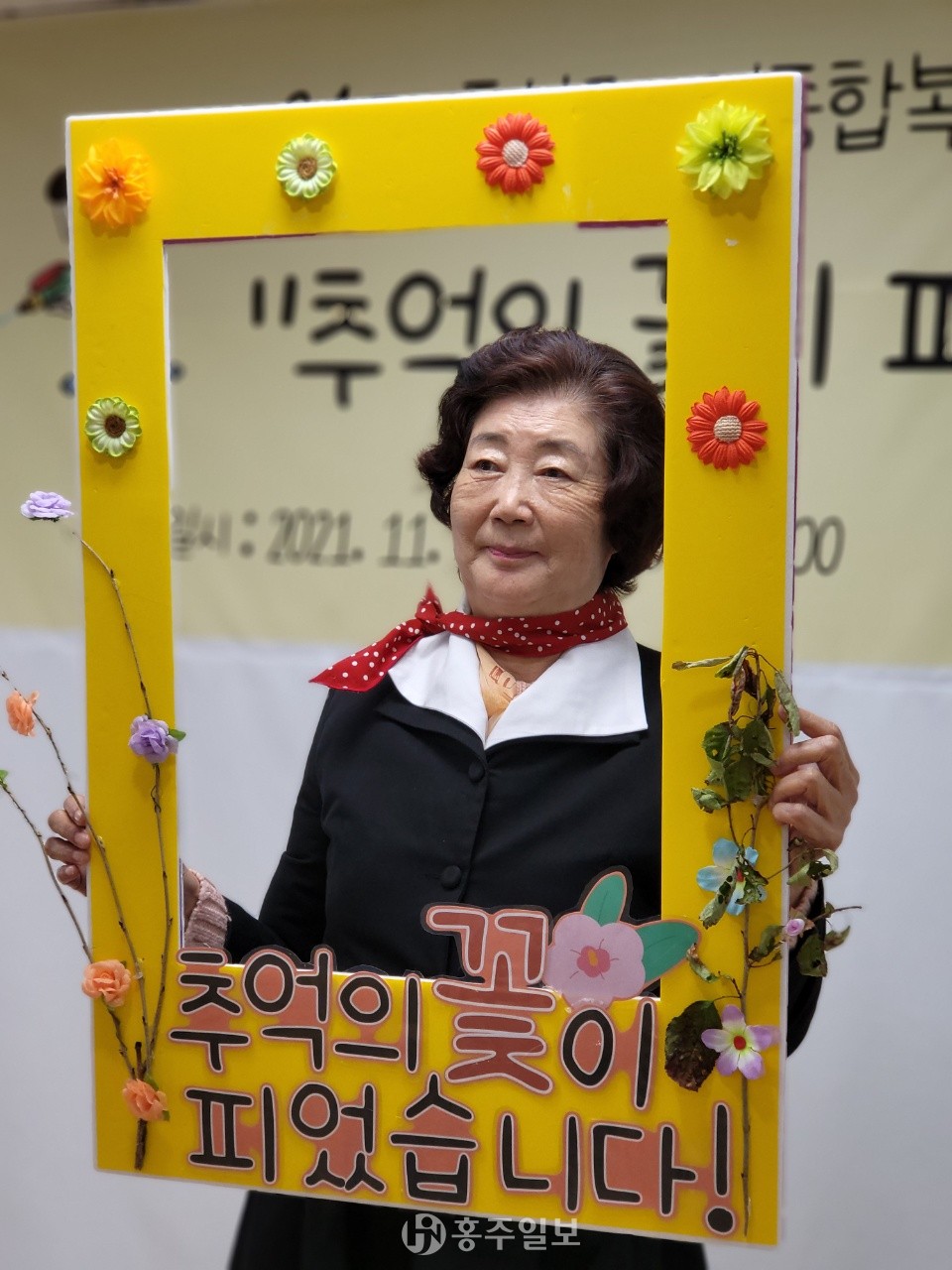 옛날교복을 입고 사진을 찍고 있는 참가자의 모습.