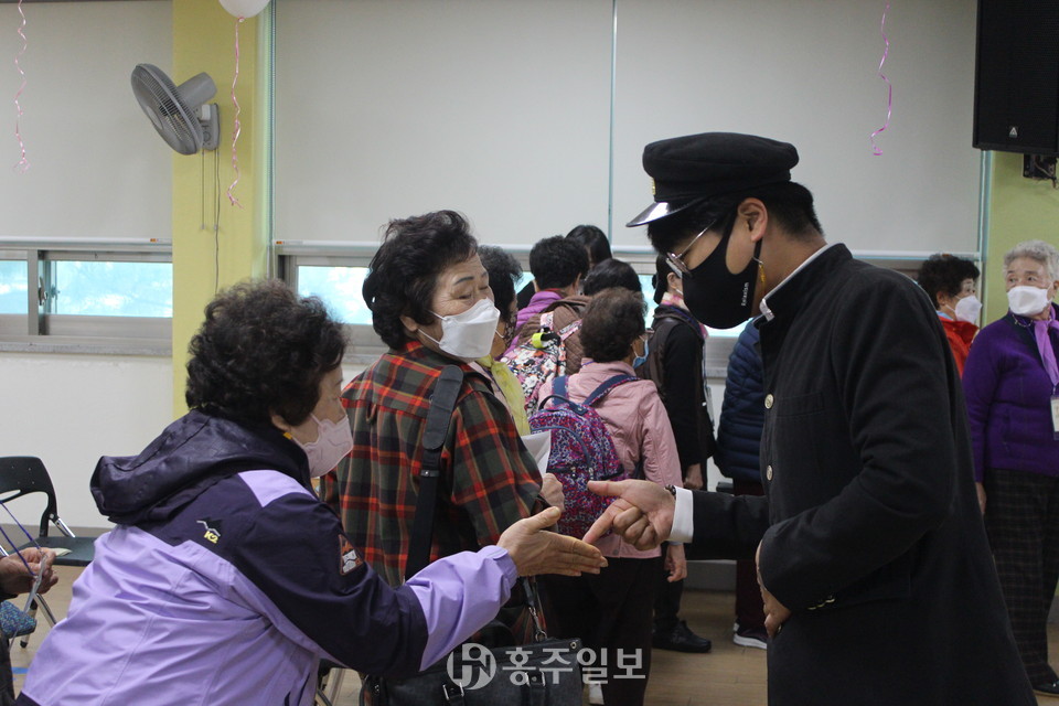 가위바위보를 하고 있는 참가자와 홍성군노인종합복지관 한태형 과장.