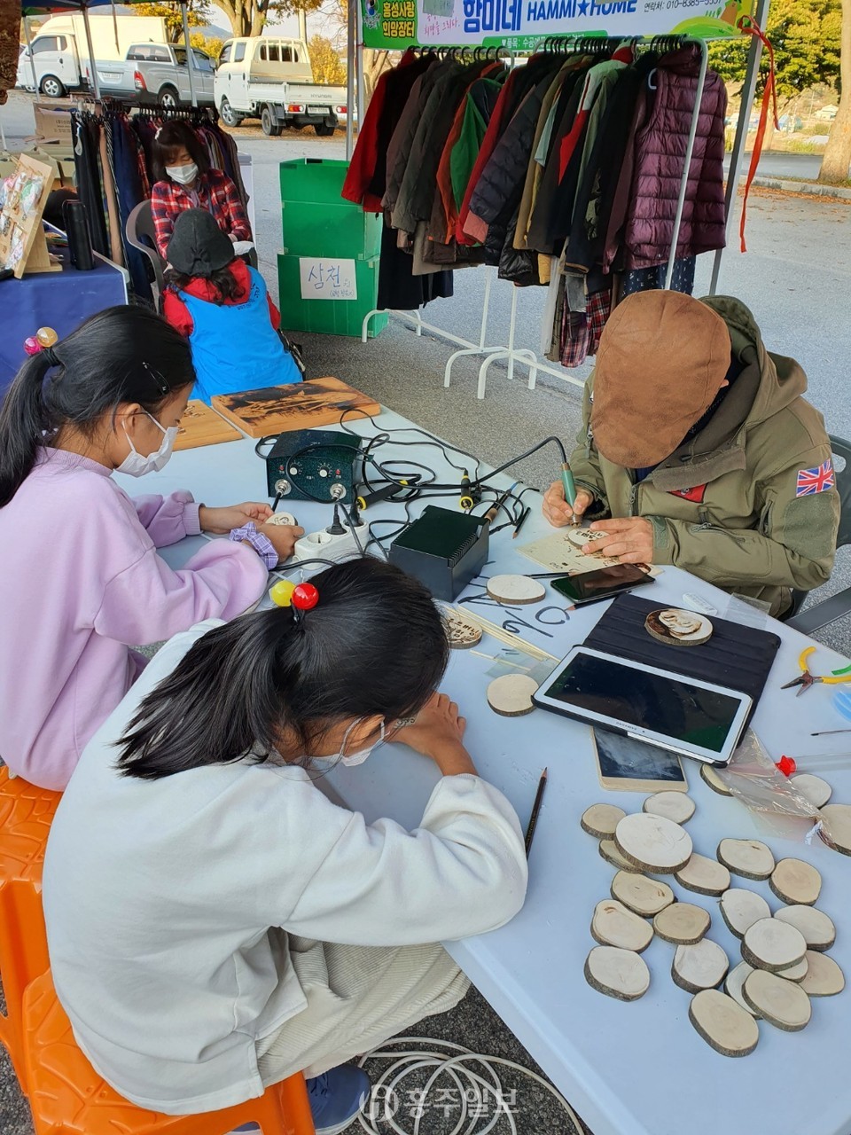 홍성사랑 희망장터에 마련된 우드버닝 체험부스.