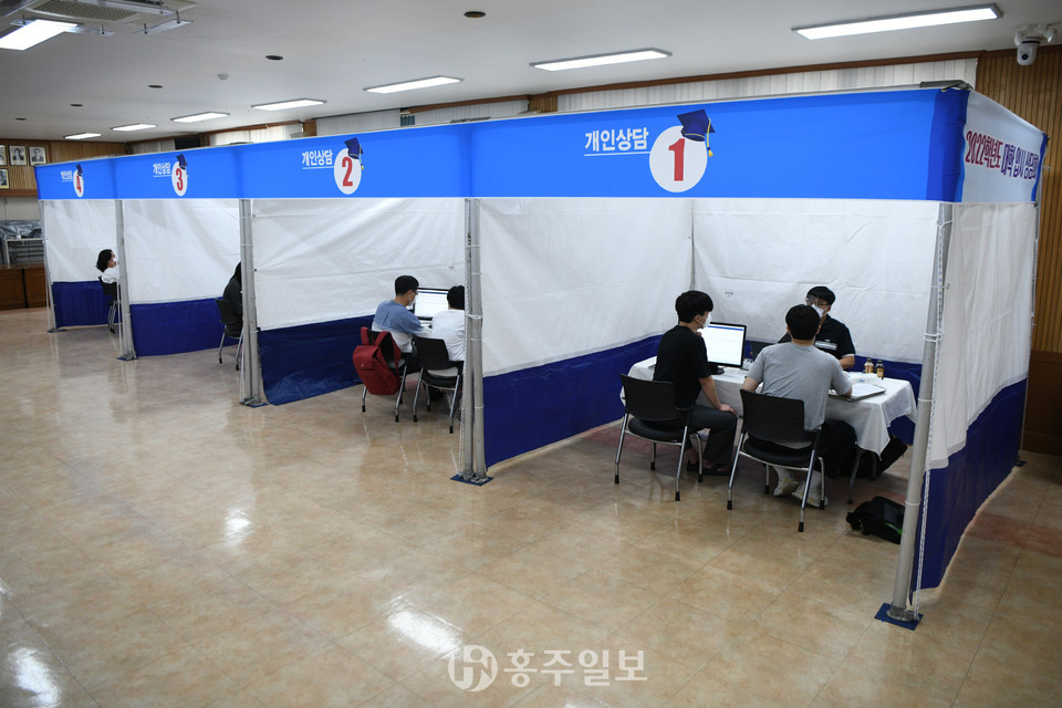 올해 여름에 진행된 입시 상담회 현장.