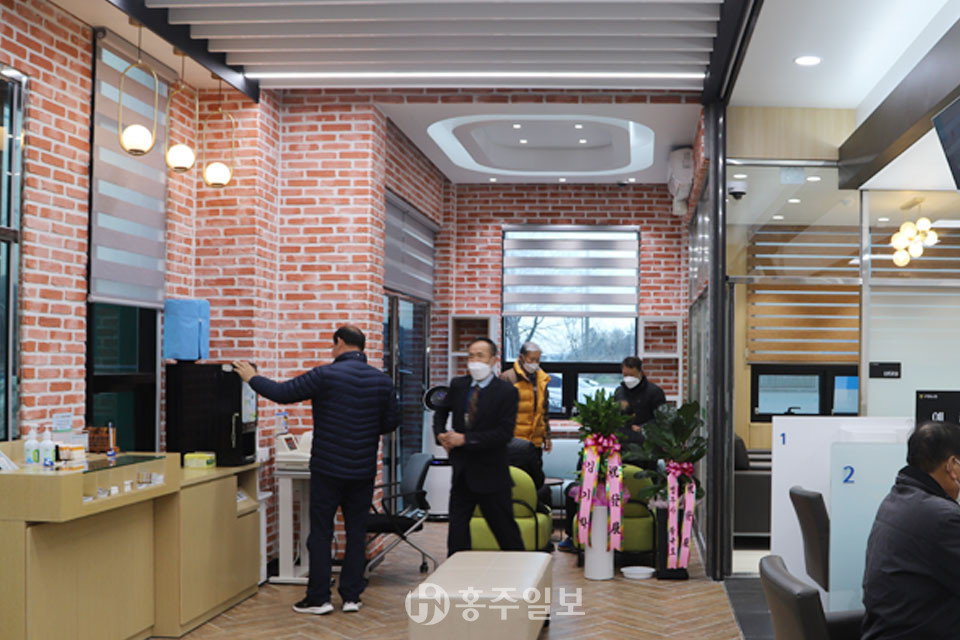 구항농협 남부지점의 내부는 벽돌을 그대로 드러낸 카페같은 모습과 일반적인 은행의 모습이 공존하고 있다.