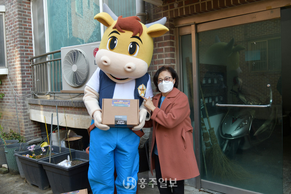 소배달 공모전 사연 당선자에게 홍성한우를 전달하는 모습.