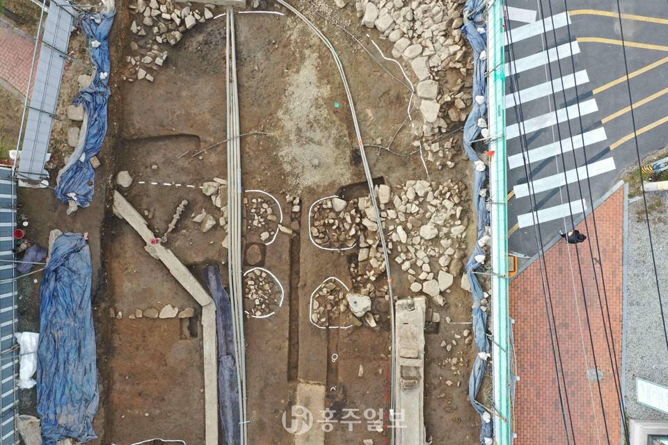 홍주읍성 서문지 발굴조사 결과, 문루와 관련된 적심 4기, 그리고 문지도리석 1매가 확인됐다.