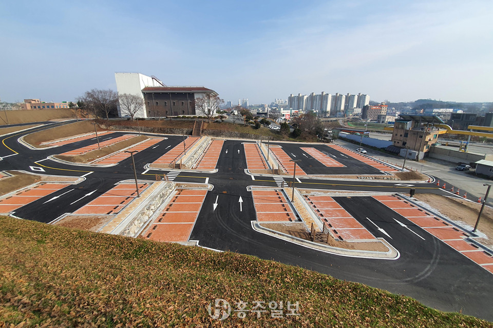 부지면적 8149㎡ 규모로 총 139대의 차량을 수용할 수 있는 홍주문화회관 부설 주차장이 조성됐다.