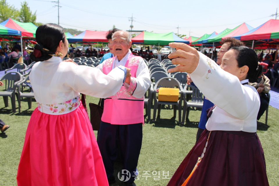 이건엽 선생이 백수연에서 가족들과 함께 흥겹게 춤을 추고 있다.