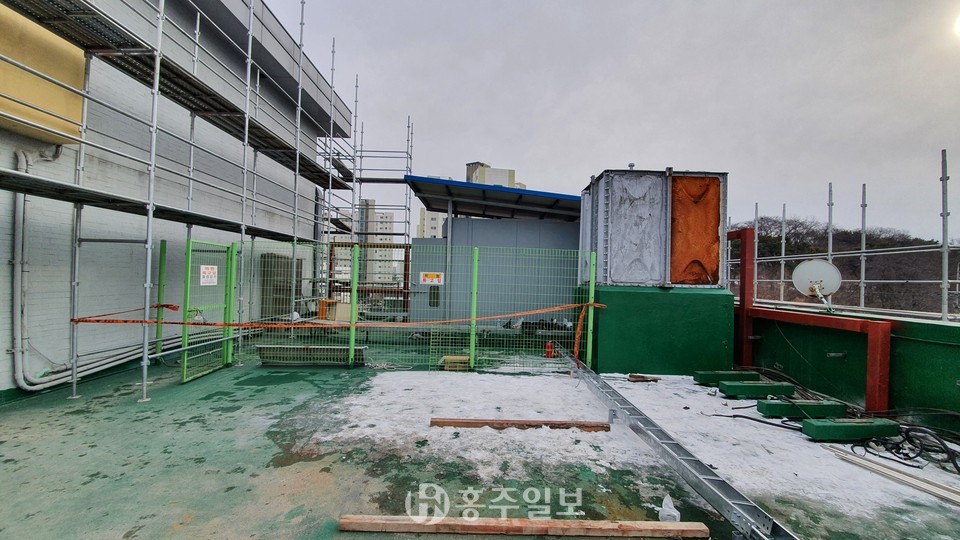 사고가 일어난 중학교 옥상의 특고압 변전실.