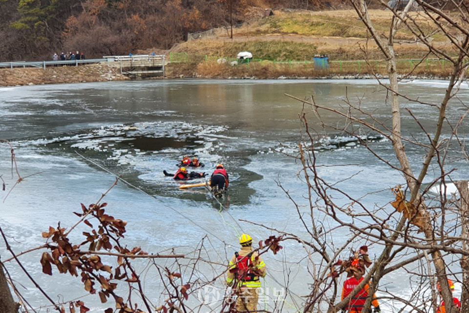 홍성소방서 구조대원들이 저수지에 빠진 A씨를 구조하고 있는 모습.