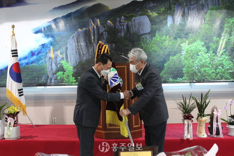 협회기를 전달받는 이환진 취임회장(사진 왼쪽)과 최승천 이임회장의 모습.