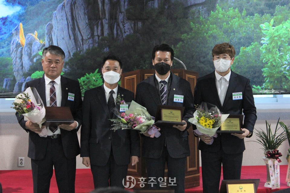 공로패 및 재직기념패 수상자들과 이환진 회장. 왼쪽부터 우광희, 이환진, 신영식, 조수정.