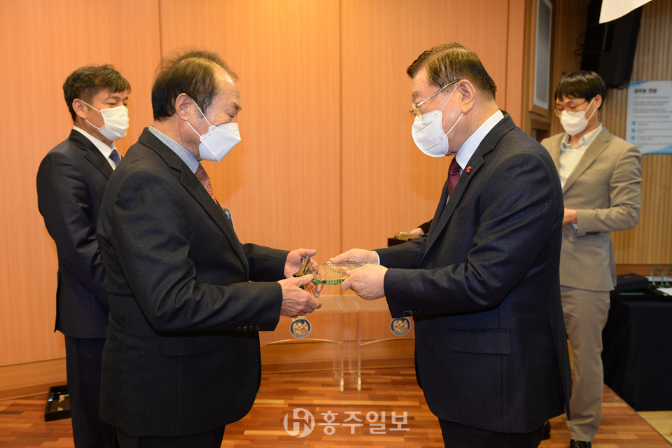황규진 구항농협 조합장이 김석환 홍성군수로부터 홍성인상을 수여받고 있는 모습.