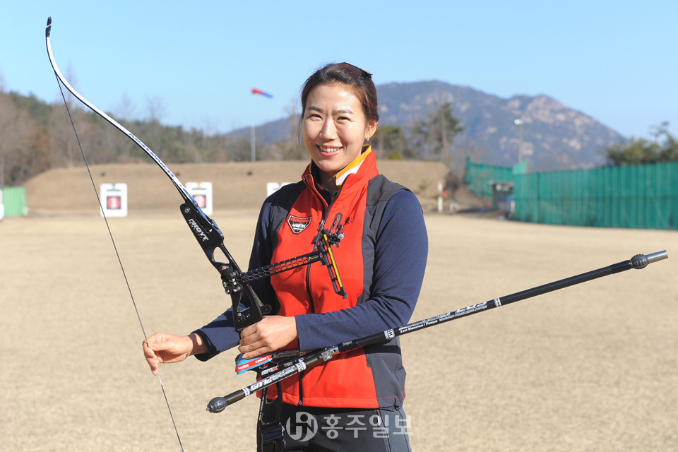 올해부터 군청 양궁팀에서 선수 겸 코치로 활약할 이성진 선수가 활을 손에 쥐고 있다.