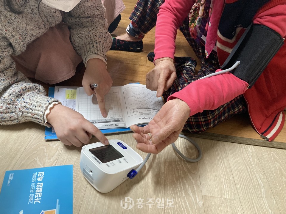 지원 대상자의 집에서 진행된 혈압계 사용교육 모습.