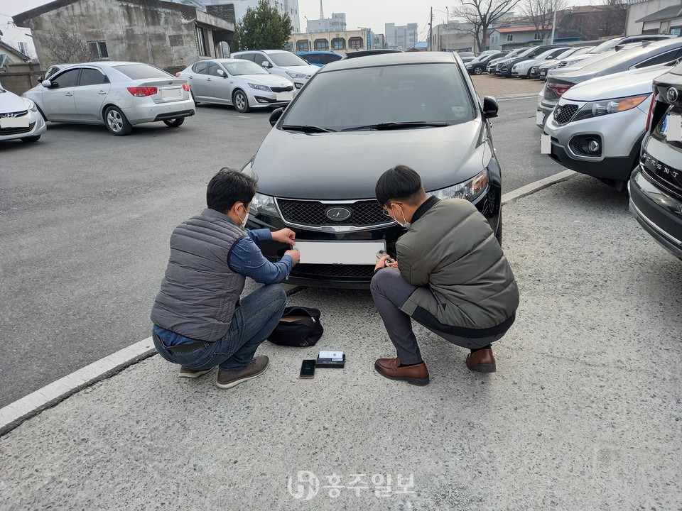 지난해 이뤄진 차량번호판 영치 현장 모습.