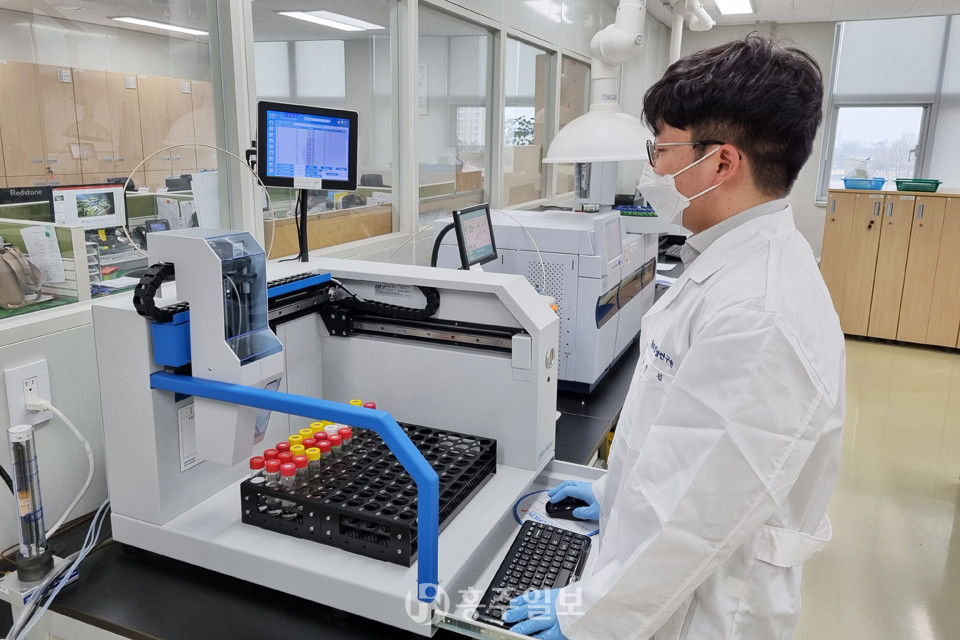 충남도 보건환경연구원이 학교 먹는 물 시료를 채취해 분석하고 있는 모습.