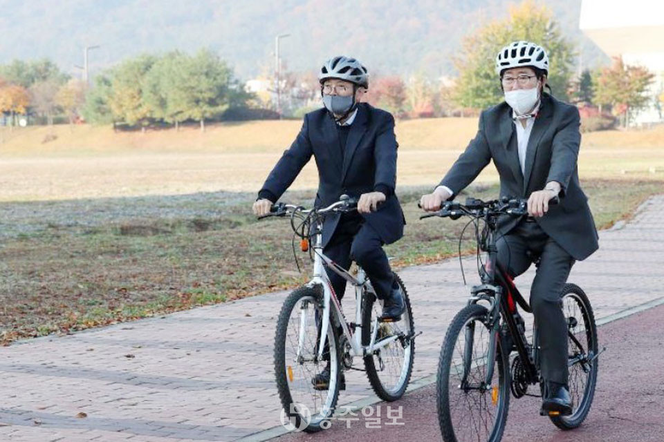 충남도가 시행 중인 '자전거 타는 날'을 맞아 자전거로 출근하고 있는 지난해 11월 양승조 지사의 모습.