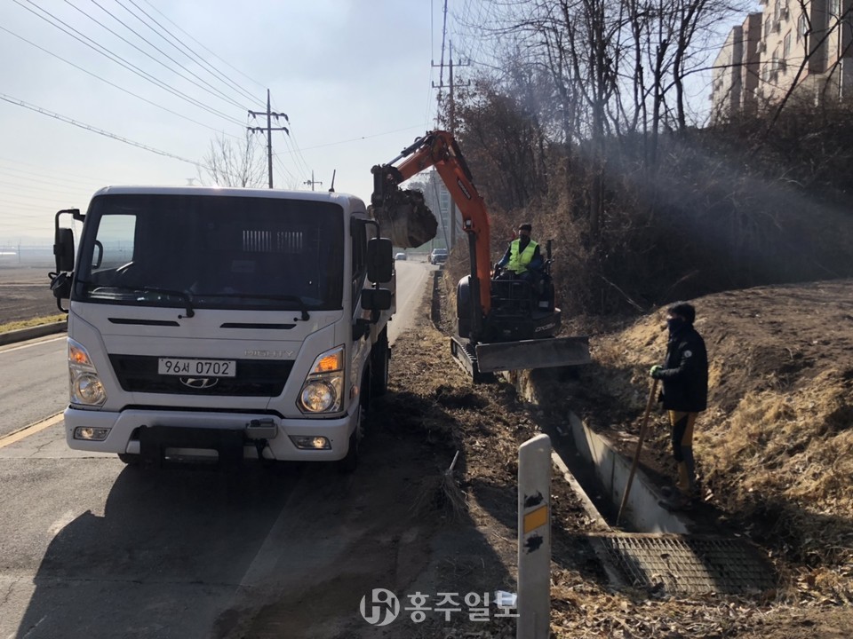 배수로 정비 사진.
