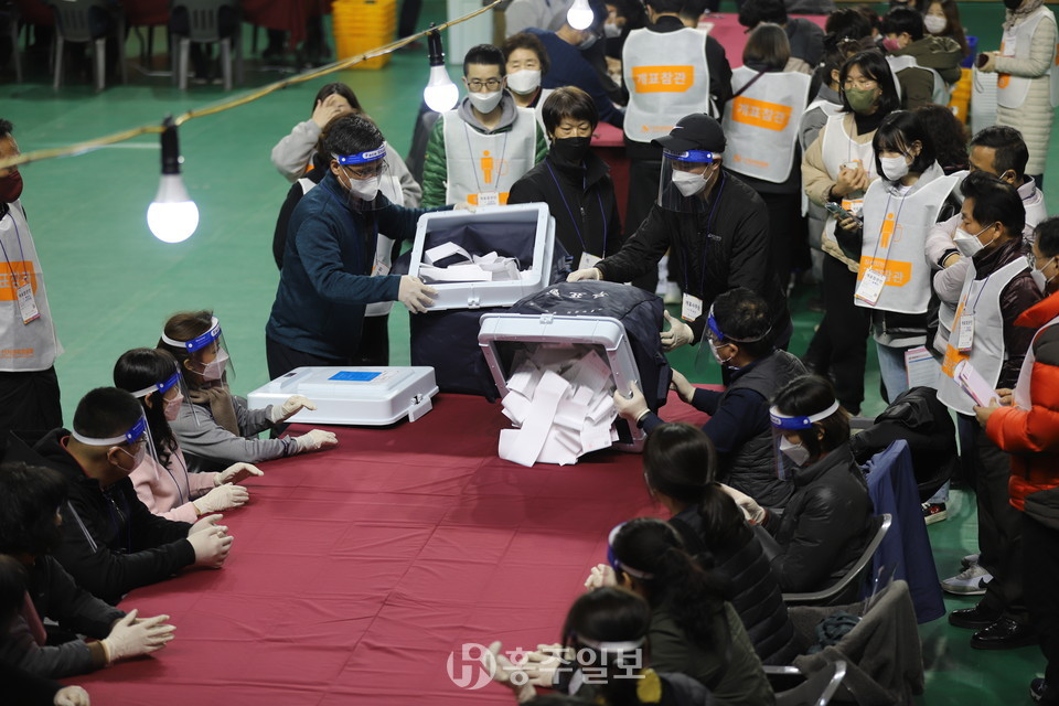 홍주문화체육센터에 설치된 제20대 대통령선거 개표소 개함부 제1반에서 투표함을 개함해 투표용지를 쏟고 있는 모습.