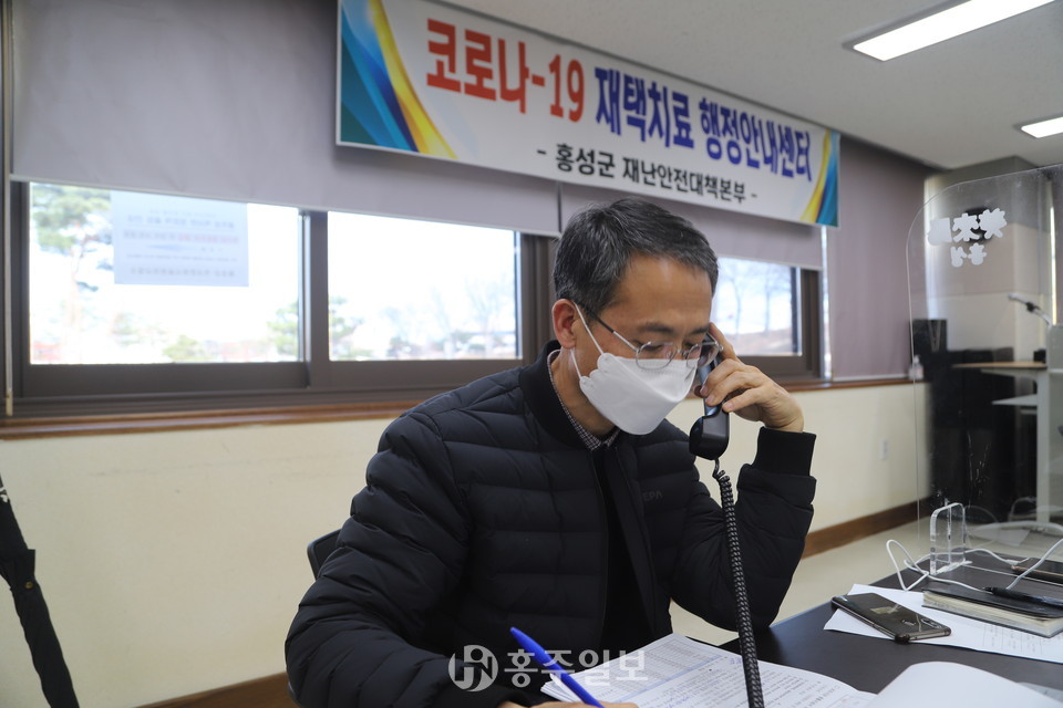 지난 23일 행정안내센터에서의 김완섭 홍보팀장.