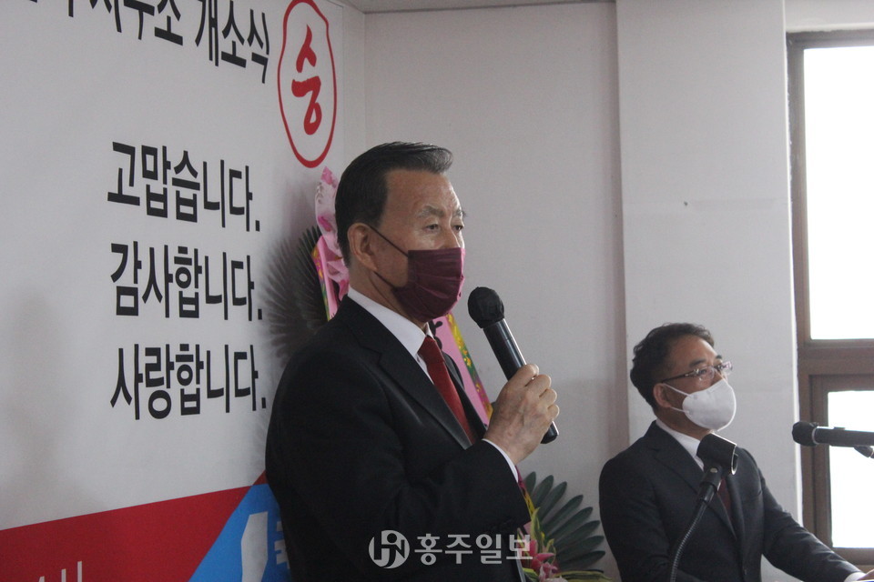 격려사를  하고 있는 홍문표 국회의원.