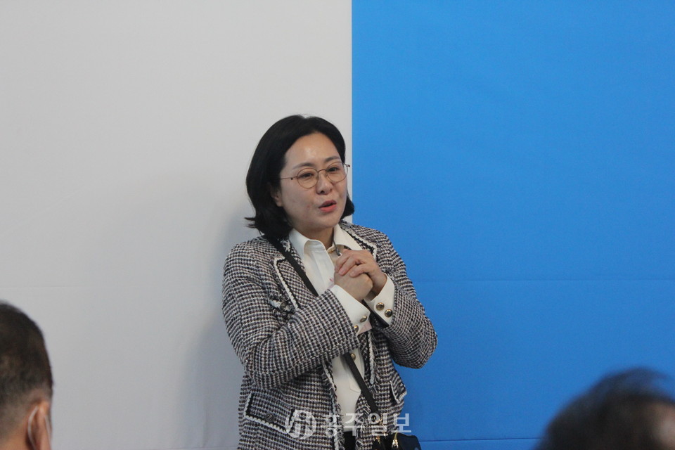 정만철 예비후보의 지지를 호소하고 있는 정 후보의 부인 강미형 씨.