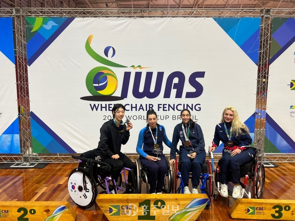 여자 에페 은메달을 획득한 권효경 선수가 시상식에서 입상 선수들과 함께 기념사진을 촬영하고 있는 모습.