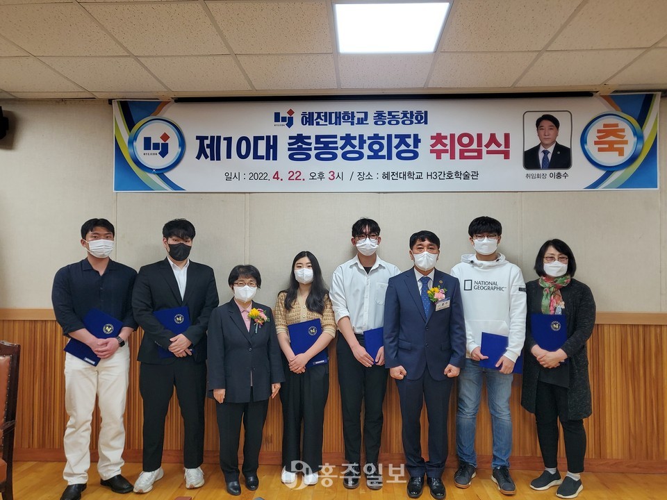 총동창회 장학금을 전달받은 학생들의 모습.