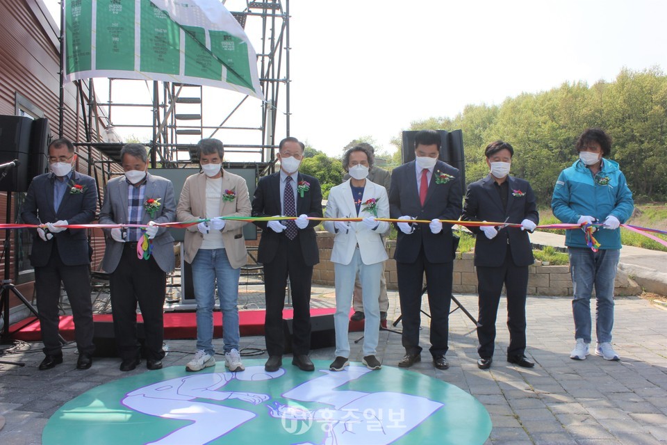 테이프 커팅을 하고 있는 내빈들과 정세훈 관장(우측 네 번째).