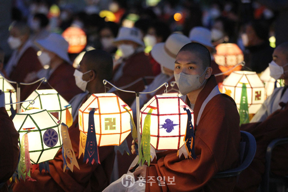 봉축법요식에 참석한 한 스님이 연등을 품에 안고 있는 모습.