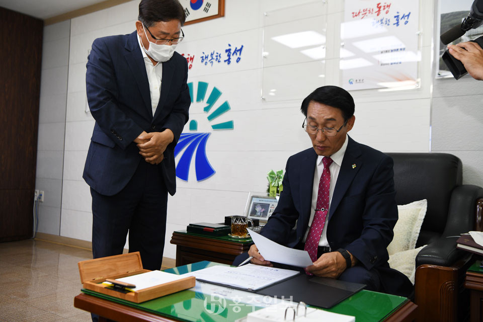 1일 (홍성군  ‘내포 뉴그린 국가산업단지’ 추진) 고영대 경제과장이 내포 뉴그린 국가산업단지 추진계획서 1호 결재를 받고 있다.