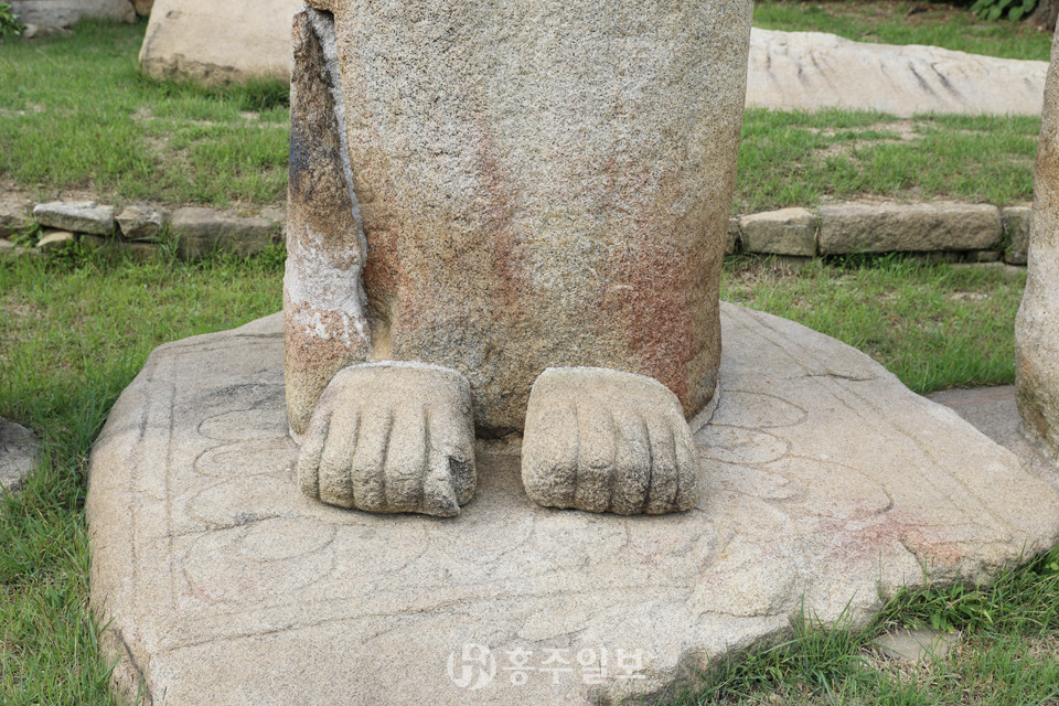 매몰돼 있던 불상의 발과 대좌가 발굴조사에서 확인됐다.
